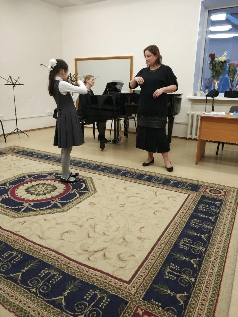 С юными скрипачами Нижневартовска секретами мастерства поделилась Анчевская Ариадна Владимировна