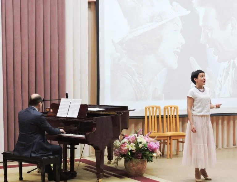 "Нам песня жить и любить помогает"