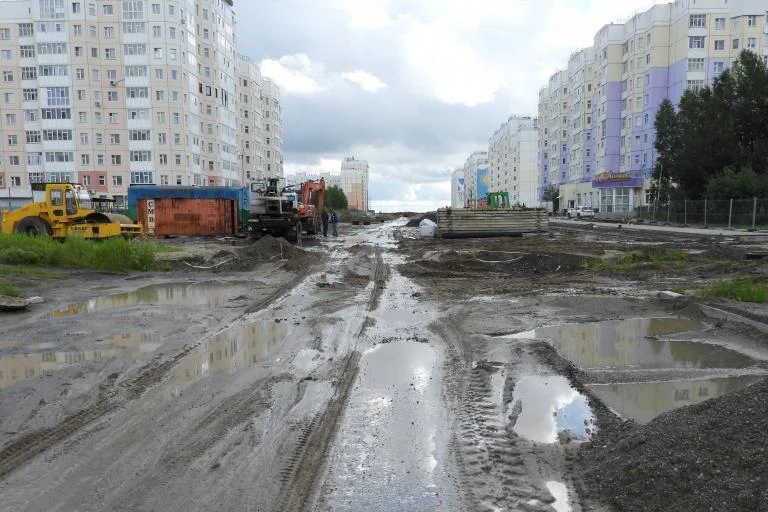 Идём на восток: строительство дорог в новых микрорайонах Нижневартовска продолжается