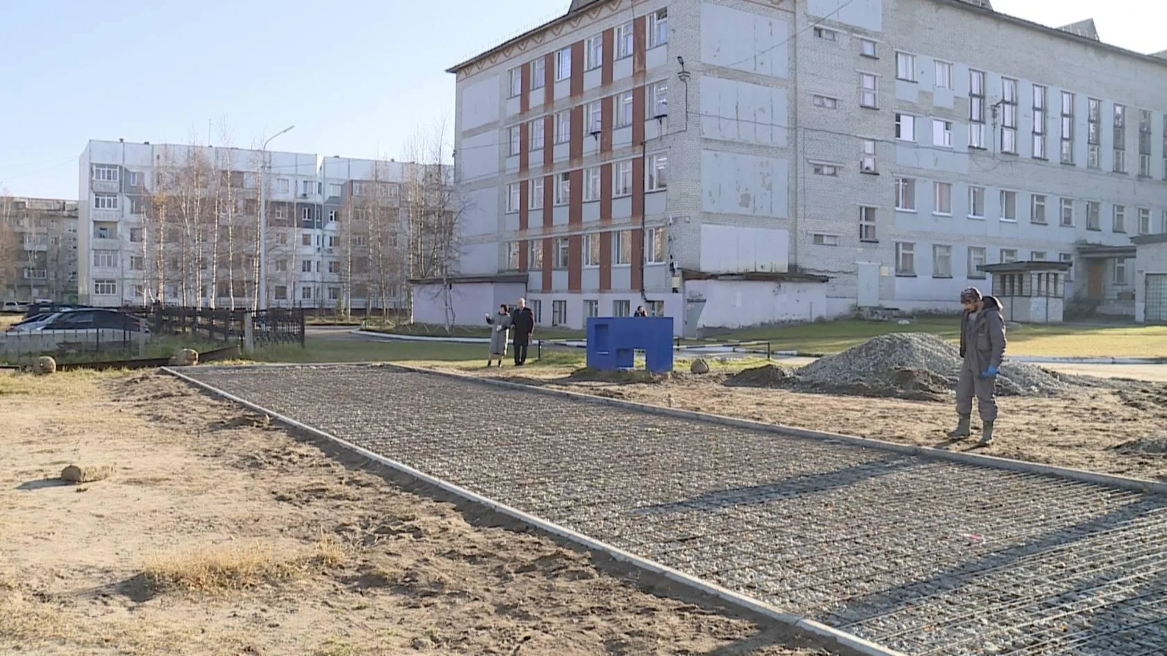 Работа по наказам избирателей: в школе № 30 обновляют забор и спортивную дорожку