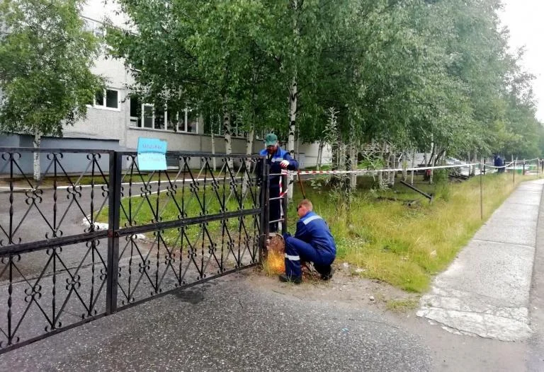 На средства из депутатского фонда обновляют школьный забор 