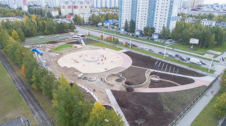 Сквер строителей: новые архитектурные решения и минимум прямых линий /ФОТО/