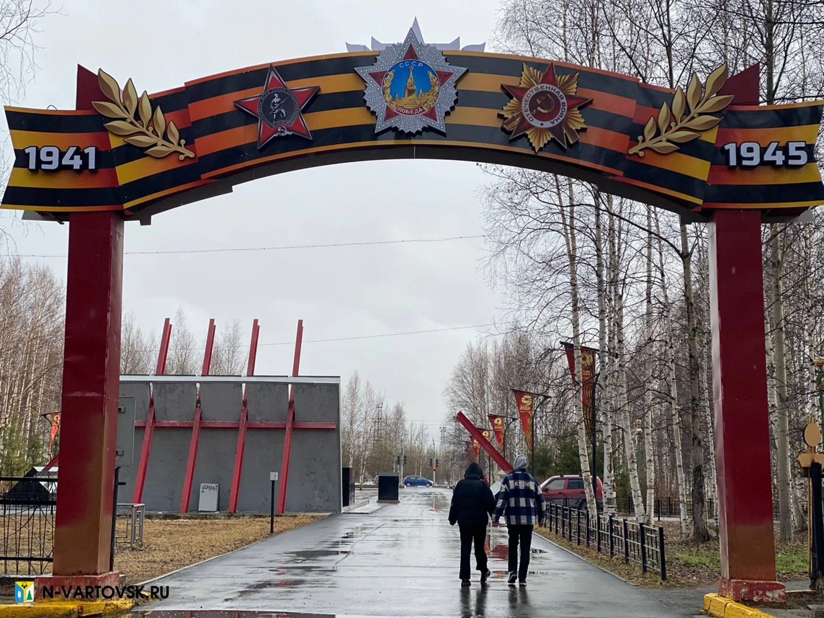 В цветах знамени Победы /ФОТО/