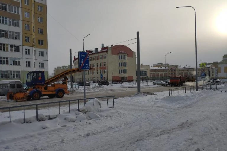 Работы по уборке и вывозу снега не прекращаются