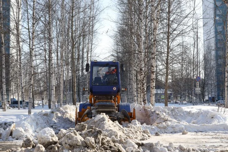 В Нижневартовске проводят уборку снега /ИНФОГРАФИКА/