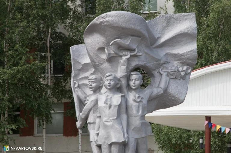 СКУЛЬПТУРА «ПИОНЕРЫ»