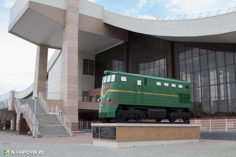 ПАМЯТНЫЙ ЗНАК В ЧЕСТЬ ОТКРЫТИЯ ЖЕЛЕЗНОДОРОЖНОГО СООБЩЕНИЯ В НИЖНЕВАРТОВСКЕ (МАКЕТ ТЕПЛОВОЗА)